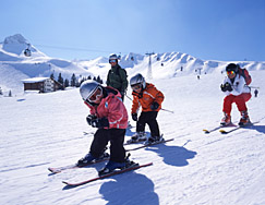 Familie beim Skifahren in Adelboden
