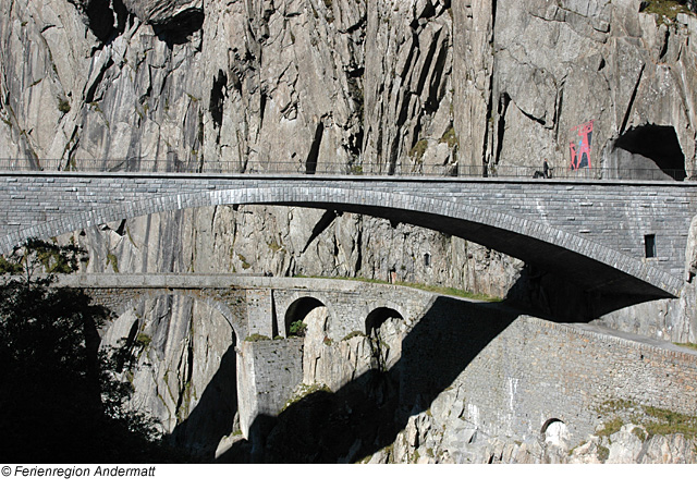 Sagenumwobene Teufelsbrücke in Andermatt