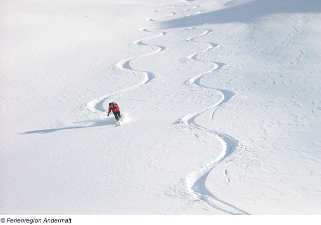 Skifahrer im Skigebiet Andermatt