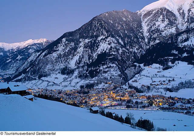 Blick auf den verschneiten Ort Bad Hofgastein