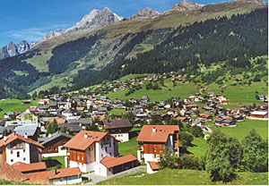 Brigels im Sommer, Blick auf den Ort