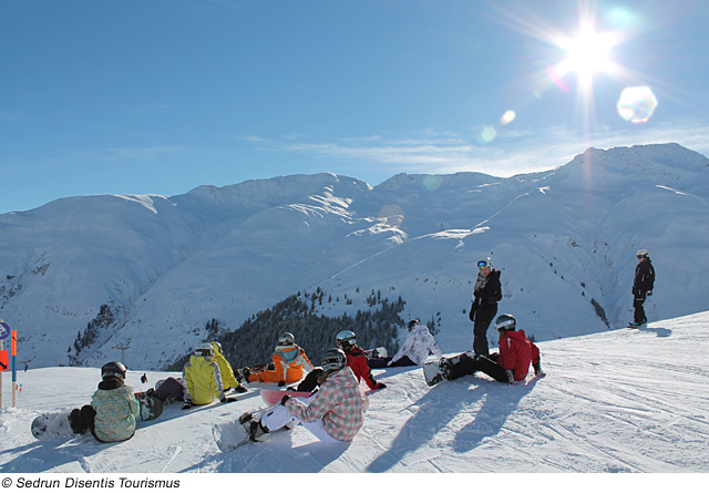 Snowboarder im Skigebiet Disentis Sedrun