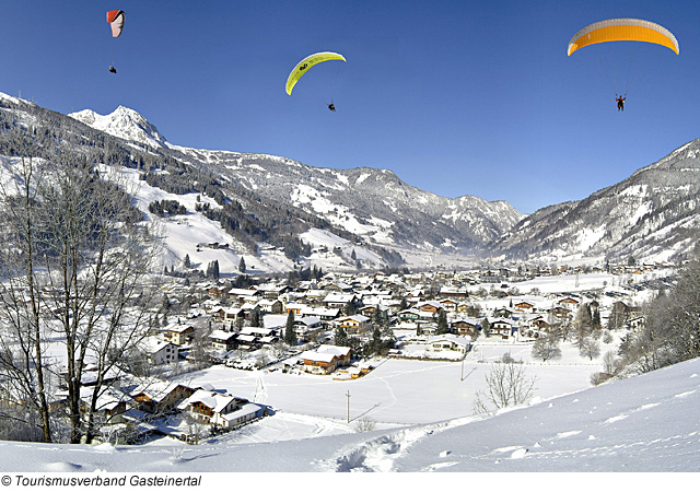 Blick auf den verschneiten Ort Dorfgastein