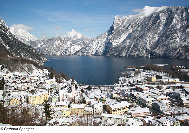 Blick auf den verschneiten Ort Ebensee am Traunsee