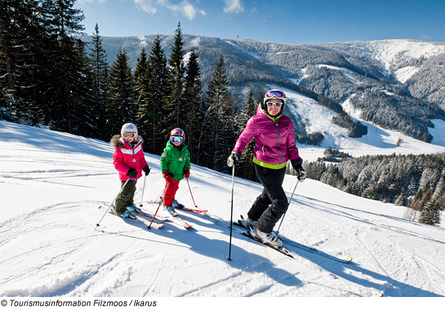 Familie im Skigebiet Filzmoos