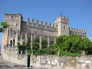 imposante Skaligerburg in Torri del Benaco