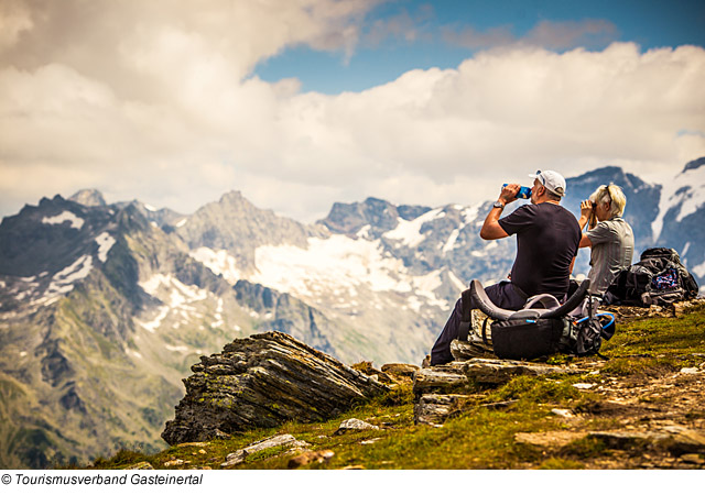 Paar genießt die Aussicht beim Wandern in Gastein