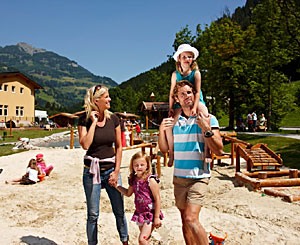 Familie auf Spielplatz, Großarltal