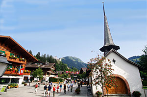 Kapelle und Promenade in Gstaad