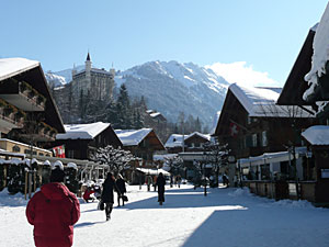 Der Ort Gstaad im Winter