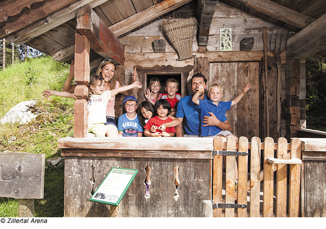 Zillertal Arena, Kinder auf uriger Almhütte 