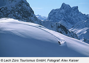 Snowboarder im Tiefschnee in Lech Zürs