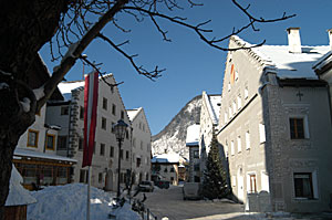 verschneite Treppengiebelhäuser in Mauterndorf