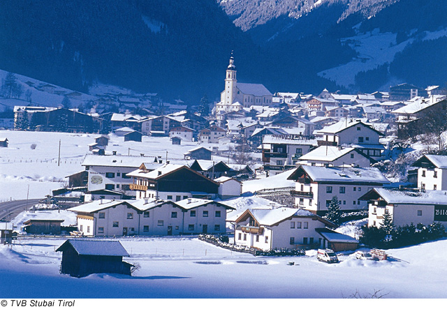 Blick auf den verschneiten Ort Neustift im Stubaital