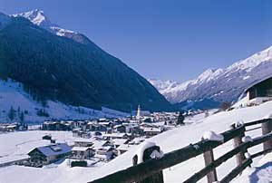 Neustift mit Gletscherblick im Winter, Stubaital