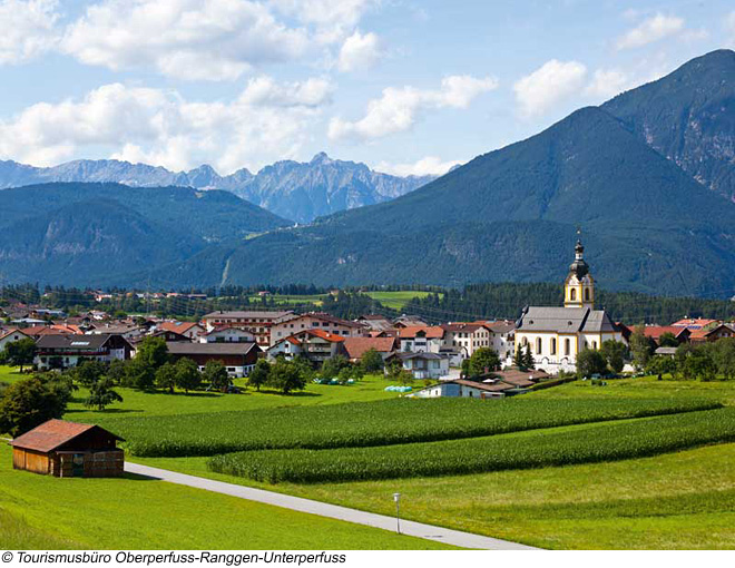 Blick auf den schönen Ort Oberperfuss im Sommer