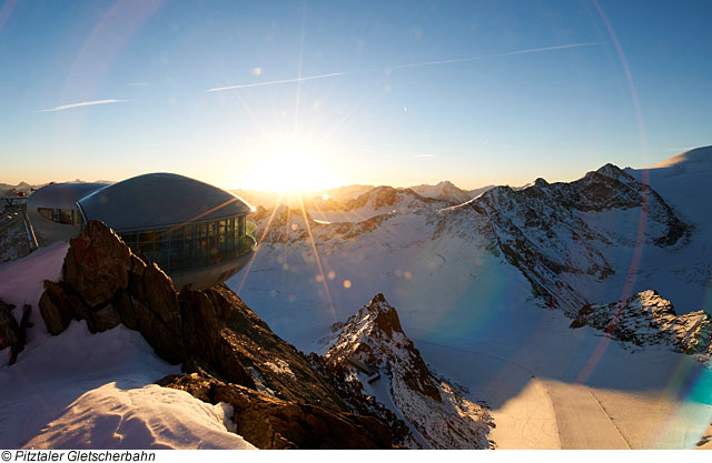 Pitztaler Gletscher– die Wildspitzbahn während des Sonnenaufgangs