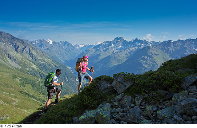 Paar beim Wandern im Pitztal