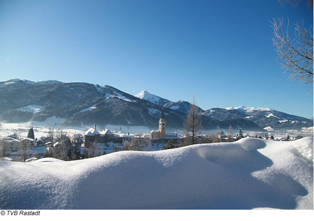 Blick auf den verschneiten Ort Radstadt