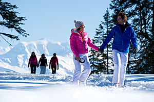 Paar beim Winterspaziergang in Rauris