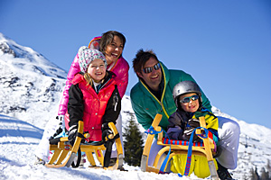 Familie beim Rodeln in Rauris, Salzburger Land
