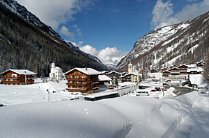 Das Dorf Saas Balen im Winter