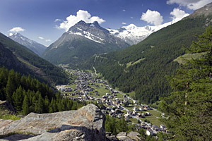 Blick auf Saas-Grund im Sommer