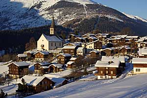 Blick auf Ernen im Winter, Schweiz