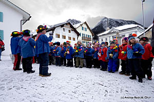 Kinder in Trachten in Scuol