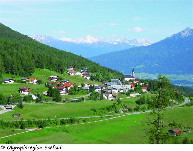 Blick auf den Ort Rheit bei Seefeld im Sommer