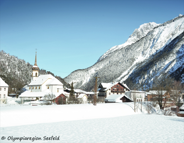 Blick auf den Ort Scharnitz in der Olympiaregion Seefeld im Winter Blick auf den Ort Scharnitz in der Olympiaregion Seefeld im Winter