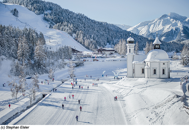 Dorfplatz von Seefeld im Winter