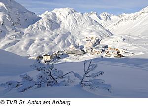 Sankt Anton – Blick auf das verschneite Dorf