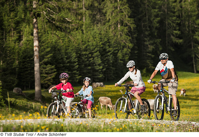 Familie beim Radfahren im Stubaital