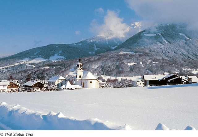 Blick auf den verschneiten Ort Schönberg, Stubaital Blick auf den verschneiten Ort Schönberg, Stubaital