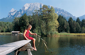 Der Völser Weiher mit Blick auf den Schlern