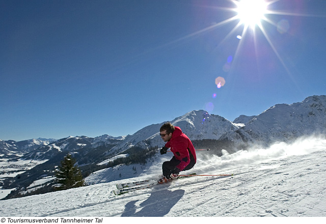 Skifahrer im Skigebiet Tannheimer Tal