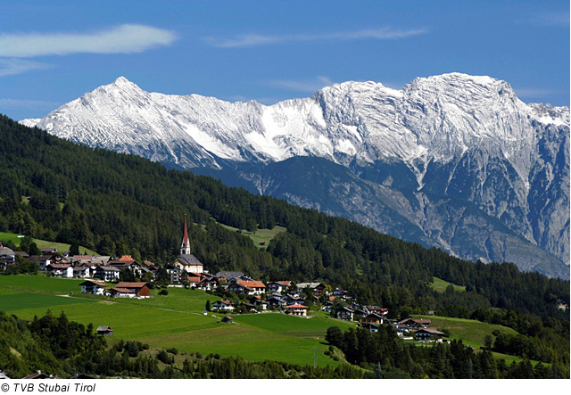 Der Ort Telfes mit Nordkette