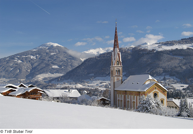 Blick auf den verschneiten Ort Telfes