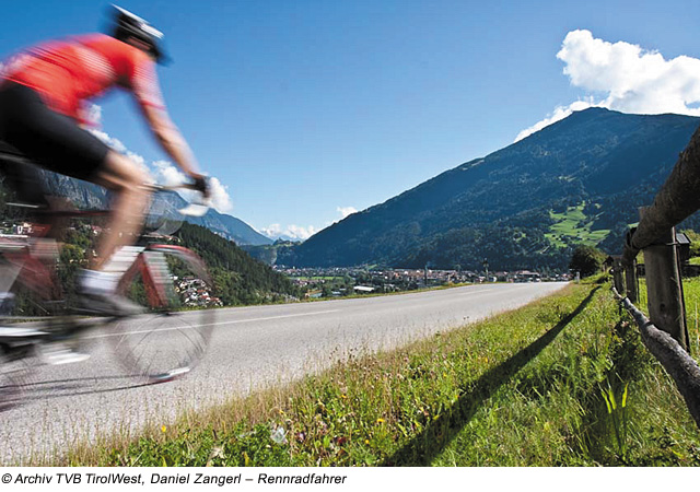 Rennradfahrer in der Region TirolWest