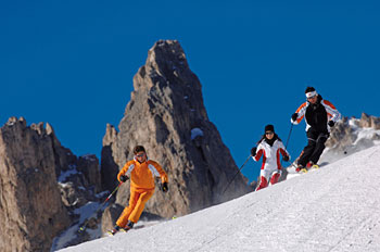 Skifahrer im Tiefschnee, Fassatal