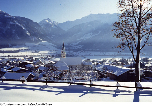 Blick auf den verschneiten Ort Uttendorf/Weißsee