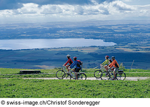 Radfahren entlang des Neuenburgersees, Schweiz