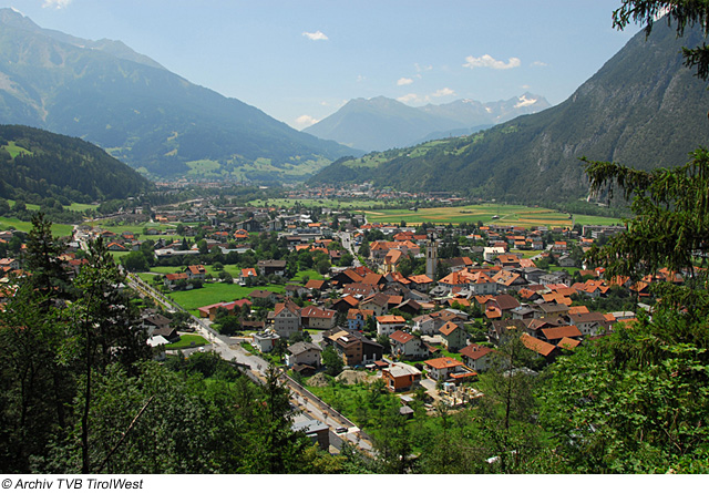 Blick auf den Ort Zams im Sommer