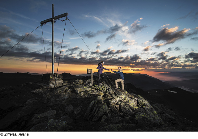 Zell am Ziller, Zillertal Arena – Sonnenaufgang am Gipfelkreuz