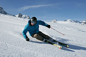 Skifahrer im Gletscher Skigebiet Zermatt